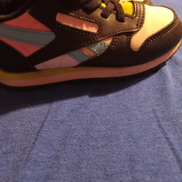 Kids size 10 Reebook shoes $15 - Picture 4 of 8